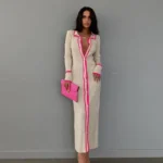 ⁦فستان محبوك بأكمام طويلة وازرار⁩ - الصورة ⁦2⁩
