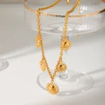 ⁦قلادة على شكل شمس من الفولاذ المقاوم للصدأ للنساء مطلية بالذهب عيار 18 قيراط⁩ - الصورة ⁦3⁩