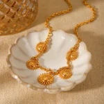 ⁦قلادة على شكل شمس من الفولاذ المقاوم للصدأ للنساء مطلية بالذهب عيار 18 قيراط⁩ - الصورة ⁦5⁩